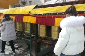 布达拉宫转经的美女视频封面