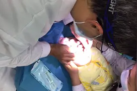 三个月宝宝看眼科哭得撕心裂肺。自己看到泪奔😭视频封面