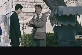 车夫以为美国大兵写英文赊账，学生给他翻译，气的自抽耳光嫌丢人视频封面