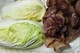 2个娃娃菜和木耳搭配在一起，清香可口，滋味浓郁，好吃又下饭！