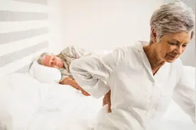 绝经期女性腰疼的“祸根”找到了，医生告知：竟是因体内有2异物视频封面