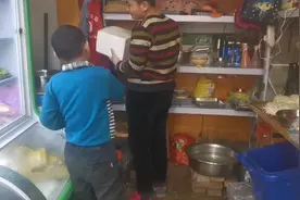 烧饼哥给两个熊孩子买的什么好东西？让两个熊孩子干活这么有劲！视频封面