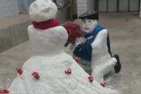 男孩子拿着玫瑰花在雪地含情脉脉跪着给女孩说：嫁给我，行吗？视频封面