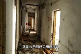 探秘即将拆迁的筒子楼，幽深的走廊阴森恐怖，吓得小伙头皮发麻视频封面