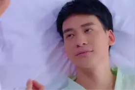 男孩为了看见心仪的女护士，假装瘫痪，女护士帮他擦身体脸都红了视频封面