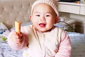 9个月宝宝生吃红薯，把红薯当磨牙棒，那表情看着就想笑