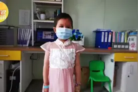 这里的童声感动众人 病房里的“特殊”儿童节