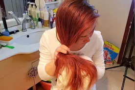 湿头发不用慢慢吹？一个小动作，头发立马变干爽，方法简单又省事