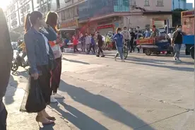 东莞塘厦一家大型上千人的电子厂，下班高峰期美女真多，