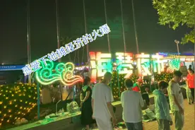 国家支持城管鼓励摆地摊了，这地方的夜市真热闹 小吃种类也多视频封面