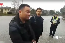 男子无证驾驶，身份证没带，身份证号“查无此人”，啥情况？视频封面