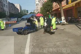 梁子：今天梁子去公园散步回来时被拦截下来检查，梁子很害怕