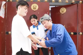 爷爷下跪给孙女借学费，叔叔不借还挖苦他们，10年后报应来了视频封面