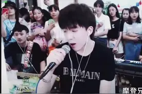 摩登兄弟唱的《我的秘密》现场版，真的好听，不知不觉听了100遍视频封面