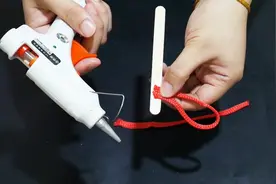 吃剩的雪糕棒别再扔了，粘根绳子还有大用处，懂得人不多，快试试