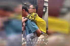 残疾父亲背残疾儿子上学六年，儿子考上山大视频封面