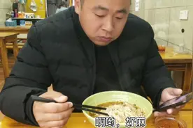 高老板出门办事，花25元带彤彤吃沙县小吃，都吃了啥，被辣的冒汗视频封面