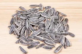 瓜子容易受潮，放冰箱冻一冻，还有这么个作用，越早知道越好视频封面