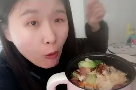 用泡面锅做出舔锅底的煲仔饭，好吃的眼里流出口水