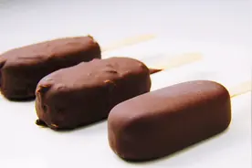 贵贵的梦龙巧克力脆皮雪糕原来是这样做的，学会都不用去超市买视频封面