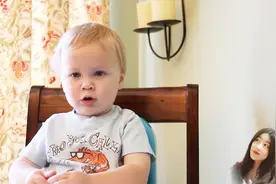 对话小孩笑喷系列，国外爸爸质问尿床，小宝宝是这样回答