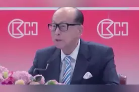 李嘉诚牵手58岁女友出游霸气凌然，心态越老越年轻令人羡妒视频封面