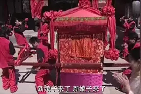 女子的盖头掉落，不料少爷心动了，好美！视频封面