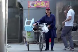 大妈卖臭豆腐遇到城管，结果被追了半条街，没想到竟是要买臭豆腐视频封面