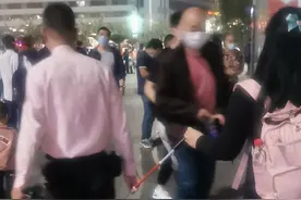 地铁小哥哥牵着盲人小姐姐去火车站，这才是爱不单行，感恩亦感动