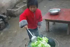四岁小女孩做饭给两岁弟弟吃。视频封面