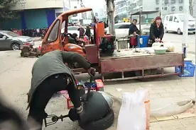 实拍农村准备年货的热闹场面，这种习俗最能勾起七零后儿吋的记忆视频封面