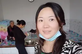 内蒙女子大方讲述6个人挤一起睡，零下20多度的取暖神器，热呼！