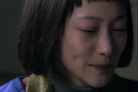 女警给死囚买了大衣和红袜子，希望她能平安地走，死囚感动跪下了视频封面