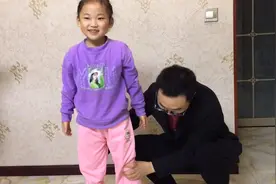 一家人围着孩子蹲马步，最后奖励一杯苹果汁视频封面