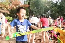 在泉城济南与泉水互动，这些地方绝对是孩子们的乐园，去了不想走视频封面