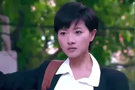 退役女兵遇上抢劫犯，扯开裙子穿着高跟鞋就追，简直太帅！视频封面