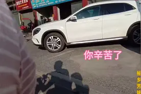 工地上的辛苦，芳妹配上这首音乐，瞬间不一样了