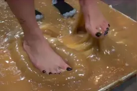 用最强胶水做的“粘鼠板”，赤脚踩进去会怎样？美女好奇亲自体验视频封面