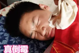 小妮把臭袜子塞弟弟嘴里，到底发生了什么事情，弟弟真倒霉！视频封面