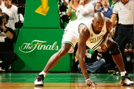 【历史上的总决赛G6】绿军三巨头狂胜夺冠 提前4分钟庆祝见过吗？视频封面