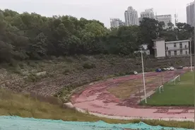 实拍：刘德华巡回演唱会广西站体育馆，如今已经杂草丛生