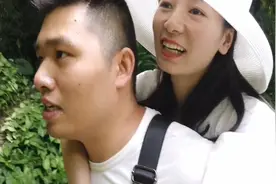 老婆脚受伤了，小伙背着她走了一公里，厉害了！视频封面