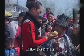 《乞丐赶集》宋天福集市要饭，狠夸搞个美女，真带劲！视频封面