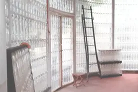 小伙花费数年时间，用塑料瓶建造最环保房子，住进去真的不漏风吗