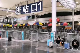 阴天小雨，广州火车站冷冷清清，呆在家是最安全的！