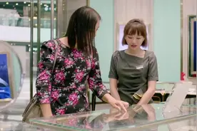 太太万岁：美女怀孕上班，恶心孕吐太明显，直接吐客户身上，尴尬视频封面