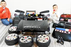 小正太和朋友组装电动玩具警车，一起开车上赛道 汽车乐趣视频封面