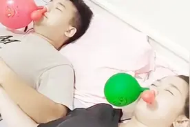 不愧是夫妻，连睡觉都是一个鼻孔出气