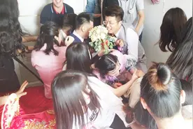 菏泽小伙去潍坊见丈母娘，跟女朋友参加闺蜜婚礼，真是大开眼界了视频封面