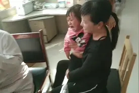宝妈带孩子去打针，小宝表现的好棒，大宝吓得抱都抱不住